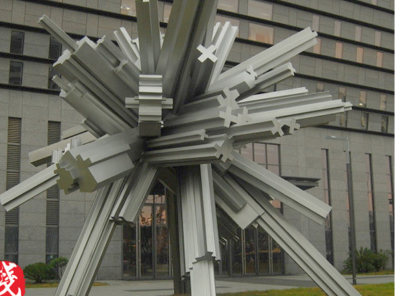 定制装饰礼品，不锈钢雕塑未来和发展需具备什么条件？